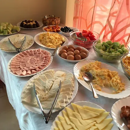 Хотел Beatris Family House